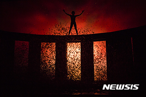 【서울=뉴시스】연극 '로베르토 쥬코'(사진=국립극단)