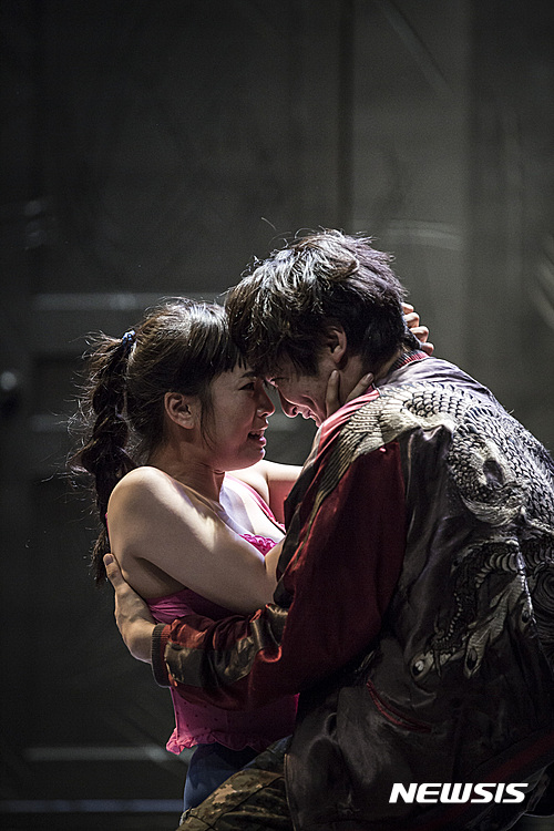【서울=뉴시스】연극 '로베르토 쥬코'(사진=국립극단)