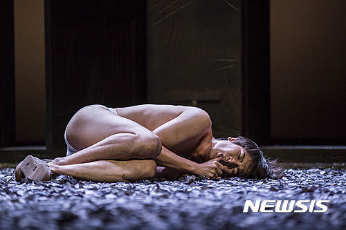 【서울=뉴시스】연극 '로베르토 쥬코'(사진=국립극단)