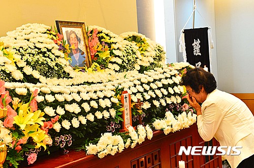 【서울=뉴시스】사진공동취재단 = 2016년 9월27일 서울 종로구 서울대병원 장례식장에 마련된 故 백남기 농민의 빈소에 한 시민이 조문을 하며 오열하고 있다. 2016.09.27. photo@newsis.com