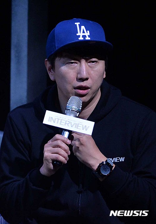 【서울=뉴시스】고승민 기자 = 27일 오후 서울 대학로 수현재씨어터에서 열린 뮤지컬 '인터뷰(연출 추정화)' 프레스콜에서 제작을 맡은 김수로가 인사말을 하고 있다. 10년 전 살인사건의 진점을 찾는 두 남자의 인터뷰를 다룬 뮤지컬 '인터뷰'는 24일부터 11월27일까지 수현재씨어터에서 공연된다. 2016.09.27. kkssmm99@newsis.com