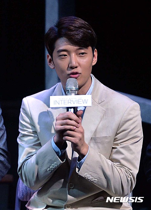 【서울=뉴시스】고승민 기자 = 27일 오후 서울 대학로 수현재씨어터에서 열린 뮤지컬 '인터뷰(연출 추정화)' 프레스콜에서 싱클레어 역 고은성이 인사말을 하고 있다.&nbsp; 10년 전 살인사건의 진점을 찾는 두 남자의 인터뷰를 다룬 뮤지컬 '인터뷰'는 24일부터 11월27일까지 수현재씨어터에서 공연된다. 2016.09.27.&nbsp; kkssmm99@newsis.com