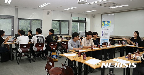 【청주=뉴시스】박재원 기자 = 충북지속가능발전협의회 등은 27일 청주대 경상대학에서 청년실업 등을 주제로 '청년 청년 100인에게 묻는다' 토론회를 개최했다. 2016.09.27.&nbsp; pjw@newsis.com