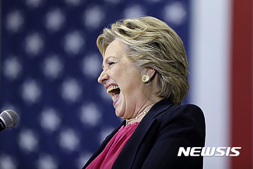 【롤리=AP/뉴시스】미국 민주당 대선 후보 힐러리 클린턴이 27일(현지시간) 노스캐롤라이나주 롤리에서 선거 유세를 하고 있다. 2016.9.28. 