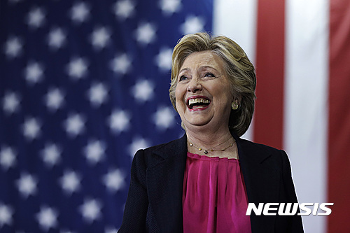 【롤리=AP/뉴시스】힐러리 클린턴 미국 민주당 대선후보가 첫 TV 토론 다음 날인 27일(현지시간) 노스 캐롤라이나주 롤리의 웨이크 공대에서 유세를 벌이고 있다. 2016.09.28