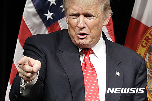 【마이애미=AP/뉴시스】 도널드 트럼프 미국 공화당 대선후보가 첫 TV 토론을 치른 다음 날인 27일(현지시간) 플로리다주 마이애미에서 유세를 벌이고 있다 .2016.09.28