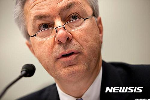 【서울=뉴시스】 파이낸셜타임스(FT)는 28일(현지시간) 웰스파고 이사회가 전날 긴급회의를 마친 뒤 발표한 성명을 통해 스텀프 회장에게 유령계좌 사건에 대한 책임을 물어 그에게 주어진 ‘언베스티드 주식’ 4100만 달러를 몰수하고, 유령계좌에 대한 조사가 진행되는 기간 동안 급여도 지불하지 않기로 했다고 보도했다. <출처: 구글> 2016.09.28.