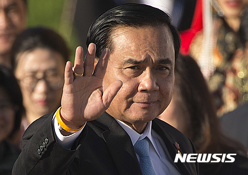 【AP/뉴시스】앰네스티 인터네셔널 은 28일 태국에서 쿠데타 정권 후 고문이 만연하고 있다고 비판하는 보고서를 공개했다. 사진은 7월 쿠데타 주역인 쁘라웃 찬오차 총리가 몽골 국제회의에 도착하는 모습이다. 그는 태국의 소위 정치범들에겐 좋은 집과 음식이 제공되고 있다면서 가끔 에어컨이 나쁘다는 불평이 있긴 하다고 말했다. 2016. 9. 28.