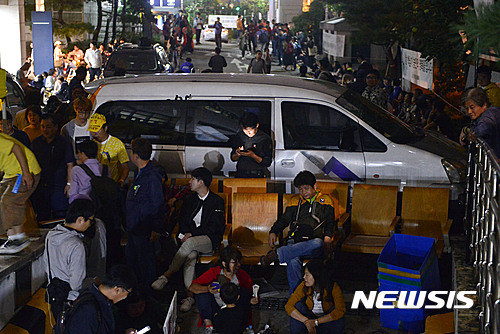 【서울=뉴시스】최동준 기자 = 고 백남기 농민에 대한 부검 영장이 발부된 28일 밤 고인의 시신이 안치된 서울 종로구 서울대학교병원 장례식장 안치실 입구에 부검에 반대하는 시민들이 입구를 지키고 있다. 2016.09.28.  photocdj@newsis.com