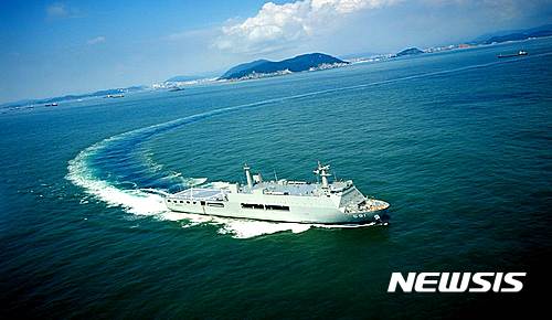 【서울=뉴시스】포스코대우는 29일 인천 송도 본사에서 브라질 측과 약 10억달러 규모의 해군 현대화사업 MOM(Minute of Meeting·합의의사록)을 체결했다고 밝혔다. 이번 MOM에는 브라질 해군과 전투용 함정 초계함 및 다목적 함정 LPD(Landing Platform Dock·상륙함) 공급, 브라질 해군 조선소인 AMRJ(Arsenal de Marinha do Rio de Janeiro)의 현대화사업 등의 내용이 포함됐다. 사진은 LPD 함정. 2016.9.29(사진=포스코대우 제공) photo@newsis.com