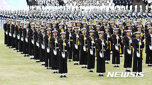 【계룡=뉴시스】함형서 기자 = 제68주년 '국군의 날을 이틀 앞둔 29일 오전 충남 계룡대 대연병장에서 국군의 날 최종 리허설을 갖고 해군이 앞에 총을 하고 있다. 2016.09.29.foodwork23@newsis.com