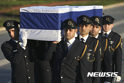 【예루살렘=AP/뉴시스】이스라엘 의회 크네세트 경호대원들이 29일(현지시간) 예루살렘 크네세트 광장에서 하루 전 별세한 시몬 페레스 전 대통령의 관을 운구하고 있다. 2016.09.29&nbsp; 