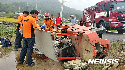 【고창=뉴시스】정경재 기자 = 29일 오전 10시께 전북 고창군 수동리 한 농로에서 지게차가 전복돼 소방대원들이 다리에 부상을 입은 운전자를 구조하고 있다. 2016.09.29. (사진=전북소방본부 제공)&nbsp; photo@newsis.com 