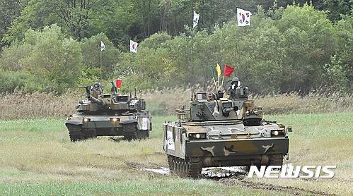 【계룡=뉴시스】함형서 기자 = 2016년 지상군 페스티벌을 사흘 앞둔 29일 오후 계룡대 비상활주로에서 K2전차와 장갑차가 기동 시범을 하고있다. 2016.09.29. foodwork23@newsis.com