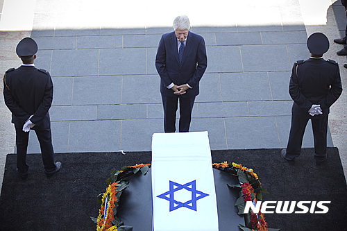 【예루살렘=AP/뉴시스】미국의 빌 클린턴 전 대통령이 29일 이스라엘 의회 광장에 안치되어 있는 고 시몬 페레스 대통령의 관 앞에서 묵념하고 있다. 페레스 전 대통령이 주역 중 일인으로 참여했던 오슬로 평화협정은 클린턴 대통령 재임 때에 타결됐다. 2016. 9. 29.&nbsp;&nbsp;&nbsp; 