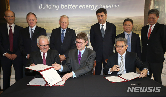 【런던=AP/뉴시스】 미국이 중국의 민간 핵 기술 수출을 강력 통제하겠다고 발표한 가운데 13일 뉴욕타임스에 따르면 중국 최대 원자력 기업 중국광핵그룹(CGN)은 영국과 합작 중인 원자력 프로젝트가 변함없이 추진될 예정이라고 밝혔다. CGN은 2016년 영국의 브래드웰 원전에 중국이 자체 개발한 '화롱원' 원자로를 짓기로 합의한 바 있다. 사진은 2016년 당시 영국 EDF 그룹과 중국 CGN 그룹이 원전 계약에 합의하는 모습. 2018.10.13.
