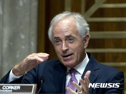 【워싱턴=AP/뉴시스】밥 코커 미 상원 외교위원장이 2016년 9월29일 미 의회에서 앤서니 블링큰 미 국무부 부장관에게 질문하고 있다. 코커 위원장은 26일 북한과 러시아, 이란에 대한 제재 통합법안에 반대한다며 북한 제재 문제는 별도 법안으로 분리해 다루어야 한다고 말했다. 코커 위원장의 반대로 통합법안이 8월 미 의회 휴회 전에 통과되기는 힘들어진 것으로 보인다. 2017.7.27