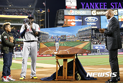 [뉴욕=AP/뉴시스]보스턴 레드삭스 출신으로 메이저리그(MLB) 명예의 전당에 헌액된 데이비드 오티스(오른족 두 번째)의 아들 디안젤로 오티스(오른쪽)가 MLB 신인드래프트에서 보스턴에 지명됐다. 사진은 2016년 9월 30일(한국시각) 은퇴 시즌을 뛰던 오티스가 뉴욕 양키스와 마지막 양키스타디움 경기를 앞두고 그림 선물을 받고 있고 박수를 치는 모습. 2016.09.30.