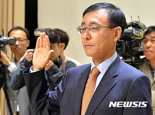 【서울=뉴시스】김선웅 기자 = 김수남 전 검찰총장 2016.09.30.&nbsp; mangusta@newsis.com