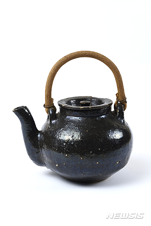 【서울=뉴시스】흑유黑釉 차 주전자 /개인 소장