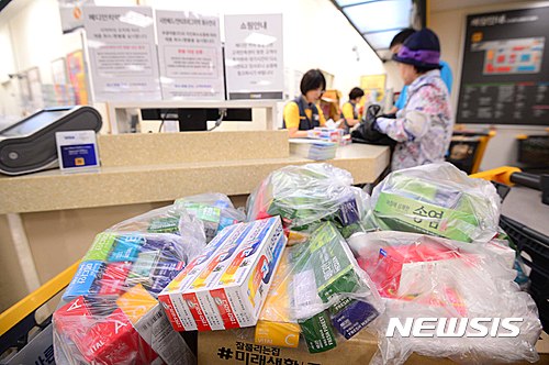 [서울=뉴시스]식품의약품안전처가 지난 2016년 9월30일 치약 149개 제품에서 가습기 살균제 성분이 검출됐다고 발표한 후 서울 이마트 용산점 고객센터에서 환불조치된 치약 제품들이 카트 가득 쌓여 있다. (자료=뉴시스DB). <사진은 기사 내용과 직접 관련이 없습니다> 