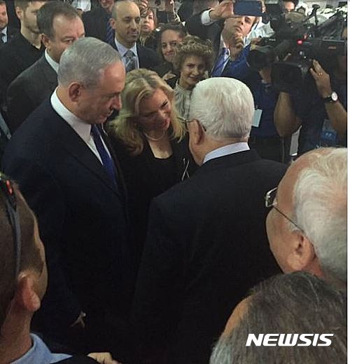 【서울=뉴시스】베냐민 네타냐후 이스라엘 총리(왼쪽)가 30일(현지시간) 예루살렘 헤르츨 국립묘지에서 열린 시몬 페레스 전 이스라엘 대통령 장례식장에서 팔레스타인 자치정부의 마무드 아바스 수반(오른쪽 뒤돌아 서있는 사람)과 만나 인사하고 있다. <사진출처:트위터> 2016.09.30 