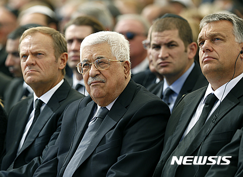【 예루살렘=AP/뉴시스】마무드 아바스 팔레스타인 자치정부 수반(가운데)이 30일(현지시간) 예루살렘 헤르츨 국립묘지에서 열린 시몬 페레스 전 이스라엘 대통령 장례식에 참석하고 있다. 왼쪽은 도날트 투스크 유럽연합 정상회의 의장이다. 2016.09.30&nbsp; 