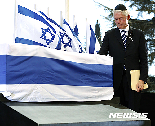 【예루살렘=AP/뉴시스】빌 클린턴 전 미국 대통령이 30일(현지시간) 예루살렘 헤르츨 국립묘지에서 열린 시몬 페레스 전 이스라엘 대통령 장례식에 참석해 애잔한 표정으로 관 위에 손을 올려놓고 있다. 클린턴은 지난 1993년 페레스와 함께 오슬로 평화협정을 막후 중재했으며, 이듬해 페레스는 이츠하크 라빈 당시 이스라엘 대통령, 야세르 아라파트 당시 팔레스타인해방기구(PLO) 의장과 함께 노벨평화상을 받았다. 2016.09.30 