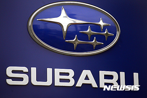【포틀랜드(미 오리건주)=AP/뉴시스】 지난 2011년 8월31일 미국 오리건주 포틀랜드에 있는 일본 자동차 스바루의 딜러샵에 내걸린 스바루 자동차의 로고 모습. 일본 닛산(日産) 자동차가 무자격자의 자동차 검사로 논란을 부른데 이어 스바루에서도 무자격자가 자동차 검사를 해온 것으로 드러나 일본 자동차 업체의 안전관리에 대한 의구심이 커졌다. 2017.10.27
