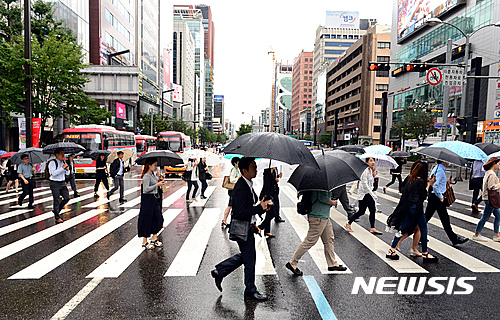 【서울=뉴시스】온라인과 오프라인을 연계하는 O2O 산업이 새로운 국면을 맞이하고 있다. 그동안 국내 O2O가 교통과 공간 중개로 성장했다면 이제는 가사도우미, 이사짐 운반, 산후조리 등 사람과 사람을 직접 연결하는 방향으로 진화하는 중이다. 카카오가 가사도우미 중개 서비스 '카카오 클린홈' 준비를 발표하면서 홈스토리생활의 '대리주부'를 비롯한 용역 O2O업계가 주목받고 있다. 사진은 비가 내리는 강남역 인근을 지나는 시민들의 모습.