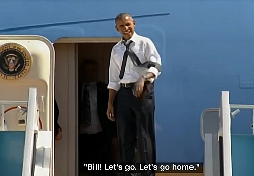 【서울=뉴시스】지난 30일(현지시간) 버락 오바마 미국 대통령이 에어포스원(대통령 전용기) 문 앞에서 빌 클린턴 전 대통령에게 '빨리 오라고' 부르고 있다. 두 사람은 예루살렘에서 열린 시몬 페레스 전 이스라엘 대통령의 장례식에 참석한 뒤 함께 귀국했다. <출처: CNN방송> 2016.10.2.