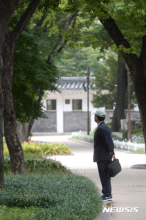 [서울=뉴시스] 최동준 기자 = 서울 종로구 탑골공원에서 한 어르신이 시간을 보내고 있다. 2024.09.10. photocdj@newsis.com