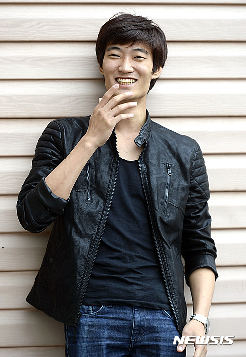 【서울=뉴시스】최진석 기자 = 28일 오후 서울 세종로 세종문화회관 인근에서 무용계의 아카데미상이라 불리는 '브누아 드 라 당스'를 받은 러시아 마린스키 발레단의 김기민가 뉴시스와 인터뷰를 하고 있다. 2016.10.03.&nbsp; myjs@newsis.com