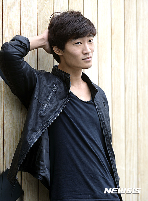 【서울=뉴시스】최진석 기자 = 28일 오후 서울 세종로 세종문화회관 인근에서 무용계의 아카데미상이라 불리는 '브누아 드 라 당스'를 받은 러시아 마린스키 발레단의 김기민가 뉴시스와 인터뷰를 하고 있다. 2016.10.03.&nbsp; myjs@newsis.com