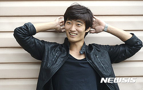 【서울=뉴시스】최진석 기자 = 28일 오후 서울 세종로 세종문화회관 인근에서 무용계의 아카데미상이라 불리는 '브누아 드 라 당스'를 받은 러시아 마린스키 발레단의 김기민가 뉴시스와 인터뷰를 하고 있다. 2016.10.03.&nbsp; myjs@newsis.com