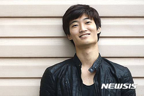 【서울=뉴시스】최진석 기자 = 28일 오후 서울 세종로 세종문화회관 인근에서 무용계의 아카데미상이라 불리는 '브누아 드 라 당스'를 받은 러시아 마린스키 발레단의 김기민가 뉴시스와 인터뷰를 하고 있다. 2016.10.03.&nbsp; myjs@newsis.com