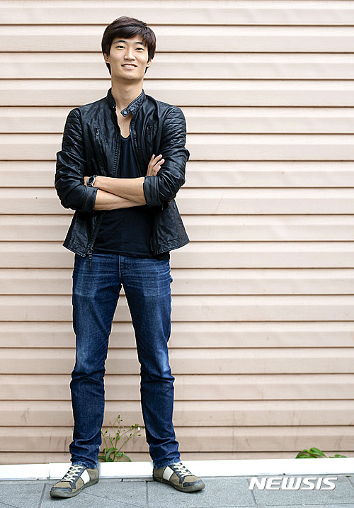 【서울=뉴시스】최진석 기자 = 28일 오후 서울 세종로 세종문화회관 인근에서 무용계의 아카데미상이라 불리는 '브누아 드 라 당스'를 받은 러시아 마린스키 발레단의 김기민가 뉴시스와 인터뷰를 하고 있다. 2016.10.03.&nbsp; myjs@newsis.com