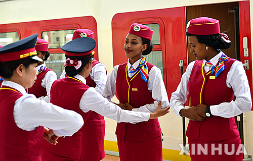 【 아디스아바바=신화/뉴시스】중국이 아프리카에서 건설한, 에티오피아와 지부티를 잇는 전기철도가 5일(에티오피아 현지시간) 정식 개통된다. 개통 하루를 앞둔 4일 중국 관영 신화통신은 에티오피아의 수도 아디스아바바에서 지부티를 잇는 철도가 착공 6년여 만에 개통된다고 보도했다. 1일 열차 시운행이 진행되는 가운데 중국 강사들이 에티오피아 승무원의 자세를 교정해 주는 모습. 2016.10.05 