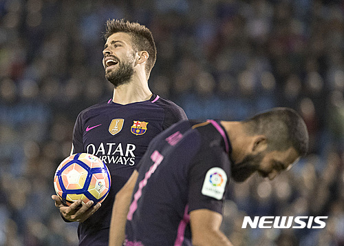 Barcelona's Gerard Pique, left and Barcelona’s Arda Turam react, during the Spanish La Liga soccer match between Celta Vigo and FC Barcelona at the Balaidos stadium in Vigo, Spain, Sunday, Oct. 2, 2016. (AP Photo/Lalo R. Villar)