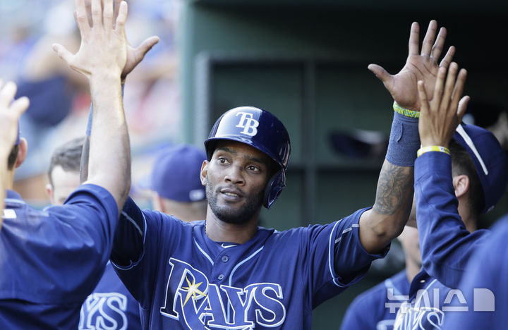 [알링턴=AP/뉴시스] 메이저리그 탬파베이 레이스에서 뛰던 알렉세이 라미레스. 사진은 지난 2016년 10월2일(현지 시간) 미국 텍사스주 알링턴에서 글로브 라이프 필드에서 열린 텍사스 레인저스와의 경기 10회 득점 후 동료들과 기뻐하는 라미레스의 모습. 2026.10.03.