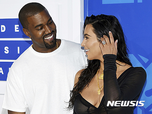 【뉴욕=AP/뉴시스】킴 카다시안과 남편인 힙합 스타 카니예 웨스트가 지난 8월 28일 뉴욕 MTV 뮤직 어워드상을 수상하기직전의 모습.&nbsp; 2016.10.04