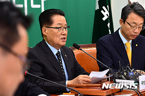 【서울=뉴시스】배훈식 기자 = 국민의당 박지원 비상대책위원장 겸 원내대표가 4일 오전 서울 여의도 국회에서 열린 원내대책회의에 참석해 모두발언하고 있다.&nbsp;&nbsp; 박 비대위원장은 이날 회의에서 박근혜 대통령의 국군의날 기념사에 대해 우려를 표명했다. 2016.10.04.&nbsp;&nbsp; dahora83@newsis.com