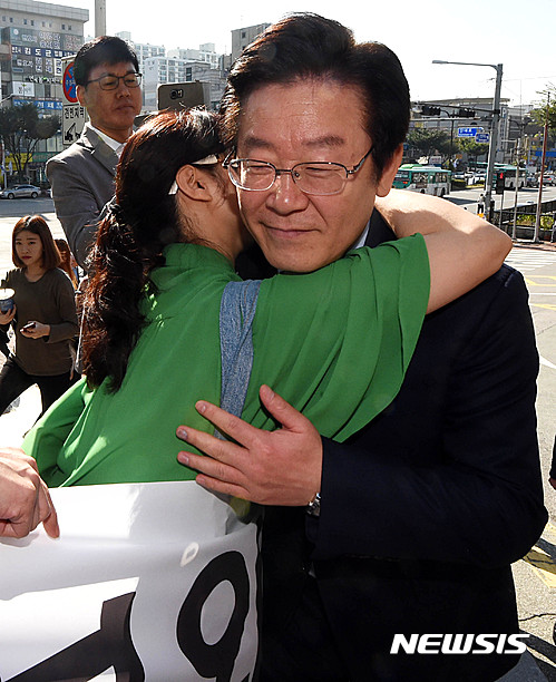 【성남=뉴시스】 이정선 기자 = 선거법위반 혐의를 받고 있는 이재명 성남시장이 4일 오전 경기 성남 수원지방검찰청 성남지청에서 한 지지자와 포옹을 하고 있다. 2016.10.04. ppljs@newsis.com