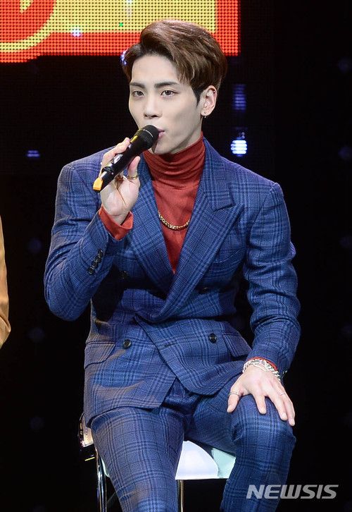 【서울=뉴시스】장세영 기자 =그룹 샤이니(SHINee) 종현이 4일 오후 서울 강남구 삼성동 코엑스 아티움에서 열린 정규 5집 ‘1 of 1’ 발표회에 참석해 인사말을 하고 있다. 사진은 온유(왼쪽부터), 태민, 종현, 민호, 키. 2016.10.04. photothink@newsis.com