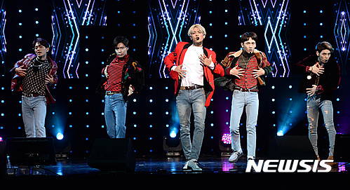 【서울=뉴시스】장세영 기자 =그룹 샤이니(SHINee 온유, 종현, 키, 민호, 태민)가 4일 오후 서울 강남구 삼성동 코엑스 아티움에서 열린 정규 5집 ‘1 of 1’ 발표회에 참석해 신곡 퍼포먼스를 펼치고 있다. 2016.10.04.&nbsp; photothink@newsis.com