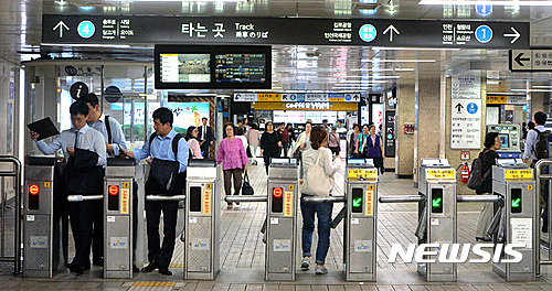 【서울=뉴시스】김선웅 기자 = 코레일이 파업 2주차로 접어들면서 지하철 1,3,4호선 낮시간대 운행률을 90%로 축소 운행한 4일 오후 서울 용산구 서울역에서 승객들이 승객들이 개찰구를 통과하고 있다.&nbsp;&nbsp; 코레일은 수도권 지하철 대체인력의 피로 누적으로 안전사고 예방을 위해 당초 계획했던 90% 수준으로 감축 운행을 시행한다고 전했다. 2016.10.04.&nbsp;&nbsp; mangusta@newsis.com