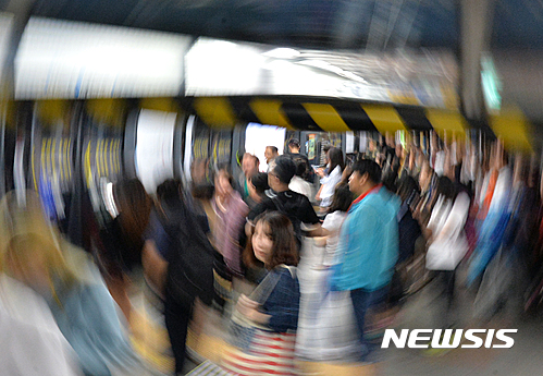 서울 지하철 4호선 이촌역서 고장…출근길 혼잡