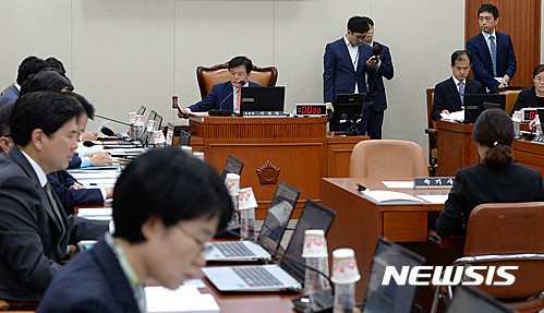 【서울=뉴시스】박주성 기자 = 이진복 위원장이 5일 오전 서울 여의도 국회 정무위원회에서 열린 국무조정실·국무총리비서실 국정감사를 개회하고 있다. 2016.10.05.&nbsp;&nbsp; park7691@newsis.com