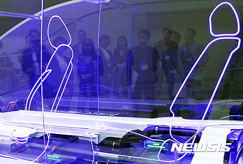 【서울=뉴시스】최동준 기자 = 4일 서울 삼성동 코엑스에서 산업통상자원부가 주최한 '에너지 플러스 2016' 전시회에서 관람객들이 친환경 전기차를 살펴보고 있다. 2016.10.04.&nbsp;&nbsp; photocdj@newsis.com