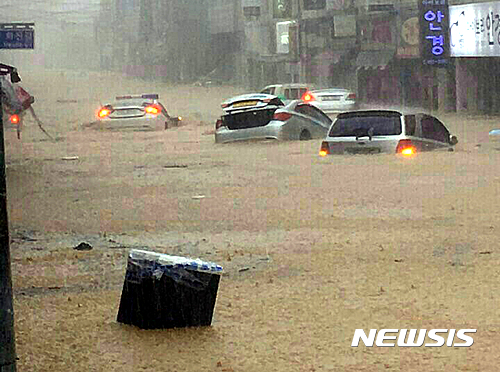 【울산=뉴시스】구미현 기자 = 5일 오전 울산시 중구 태화종합시장 인근 사거리가 침수돼 차들이 물에 잠겨있다. 제18호 태풍 차바(Chaba)가 울산에 접근하면서 지역 곳곳에서 피해가 속출하고 있다. 2016.10.05. (사진=울산 중부경찰서 제공) photo@newsis.com